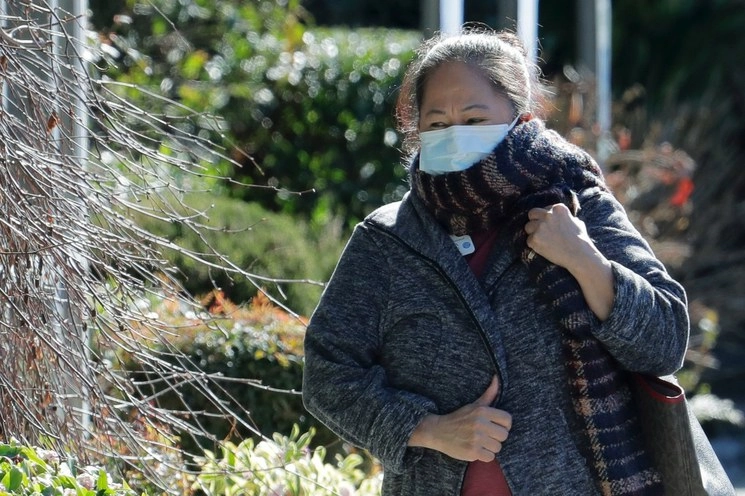 Según los expertos, tocarse el rostro se trata de un comportamiento subconsciente. Foto Ap 