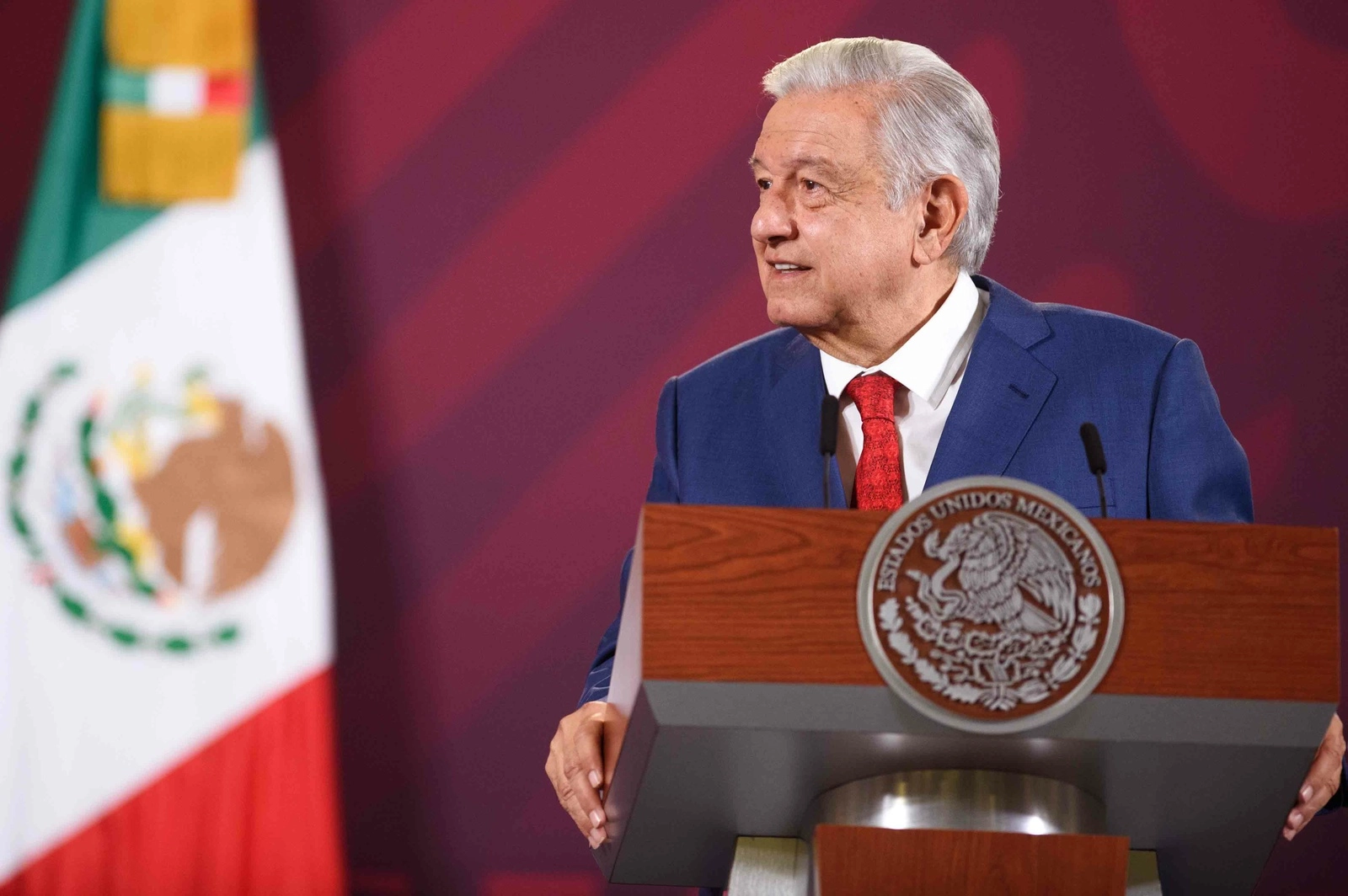 El presidente López Obrador especificó que la situación en torno a Samuel García tiene un trasfondo “politiquero” y electoral, y señaló que la ruta para resolverlo pasa por el diálogo y que su gobierno sólo intervendrá si los grupos enfrentados lo solicitan luego de haber recurrido a las instancias legales correspondientes. Foto cortesía Presidencia