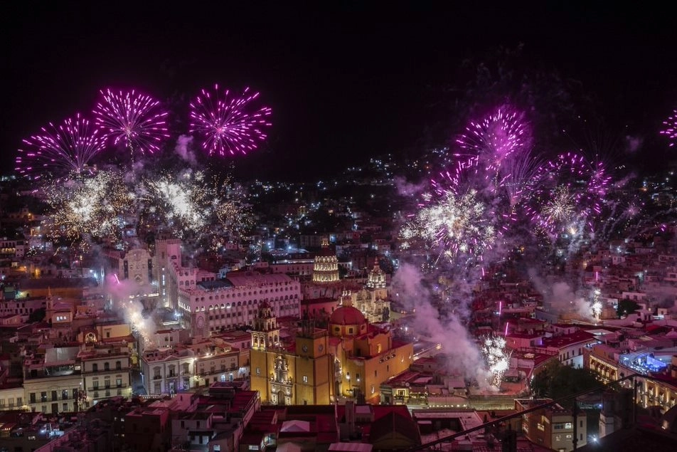 El concierto de clausura del FIC concluyó con las infaltables 'La célula que explota' y 'La negra Tomasa', seguidas de fuegos artificiales que colorearon el cielo de Guanajuato. Foto Gabriel Morales/FIC



