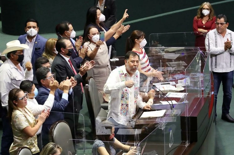 El diputado Gerardo Fernández Noroña (c,izq) durante la sesión preparatoria de la Cámara de Diputados. Foto Luis Castillo 