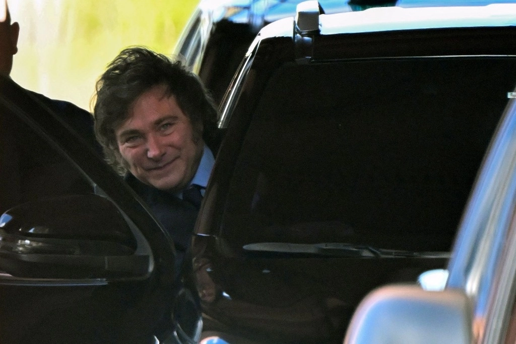 El presidente de Argentina, Javier Milei, abandona el palacio presidencial de la Casa Rosada en Buenos Aires, el 17 de febrero de 2025. Foto Afp