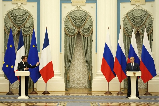 Los presidente de Francia y Rusia ofrecieron una conferencia de prensa al finalizar una reunión de mas de seis horas. Foto Afp