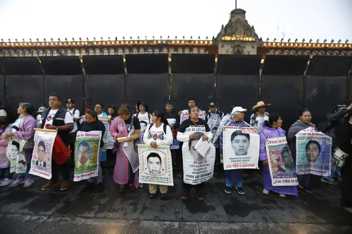 Familiares de los 43 normalistas de Ayotzinapa durante el pronunciamiento. Foto 