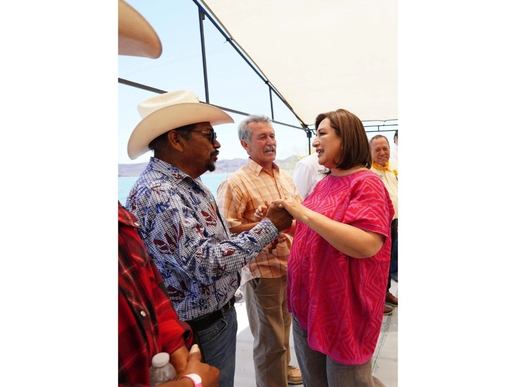 Xóchitl Gálvez, candidata de la alianza de PAN, PRI y PRD, en gira por varios municipios de Sonora, afirmó que el gobierno federal y Morena van a empezar a difundir “encuestas patito” en su favor porque están ardidos. Foto 'La Jornada'