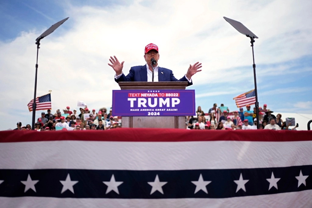 El candidato presidencial republicano, el expresidente Donald Trump, habla en un mitin de campaña el 9 de junio de 2024 en Las Vegas. Foto Ap