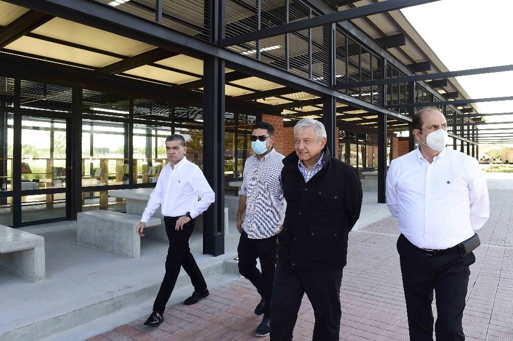 El Presidente Andrés Manuel López Obrador encabezó ayer acciones de mejoramiento urbano en Piedras Negras, Coahuila, en compañía del gobernador Miguel Ángel Riquelme Solís (izquierda) y del alcalde local Claudio Bres Garza (derecha). Foto cortesía de Presidencia
