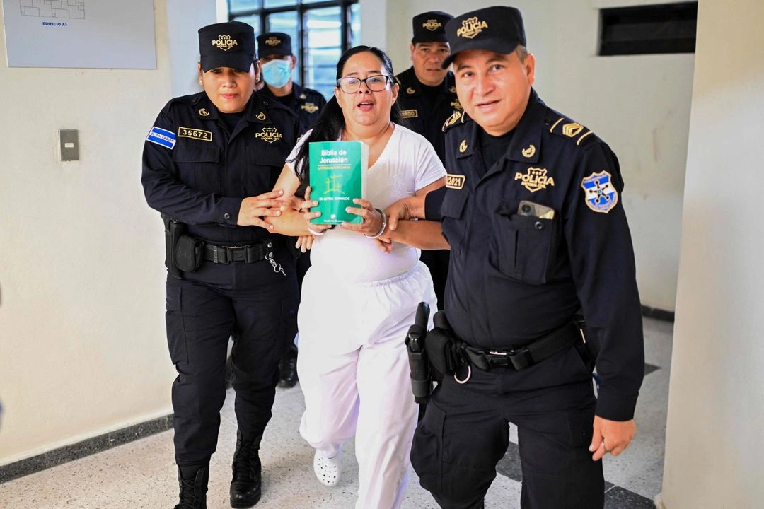 La abogada y activista de derechos humanos salvadoreña, Ruth López, es escoltada por la policía a una audiencia en el centro judicial Isidro Menéndez de San Salvador, el 4 de junio de 2025. Foto