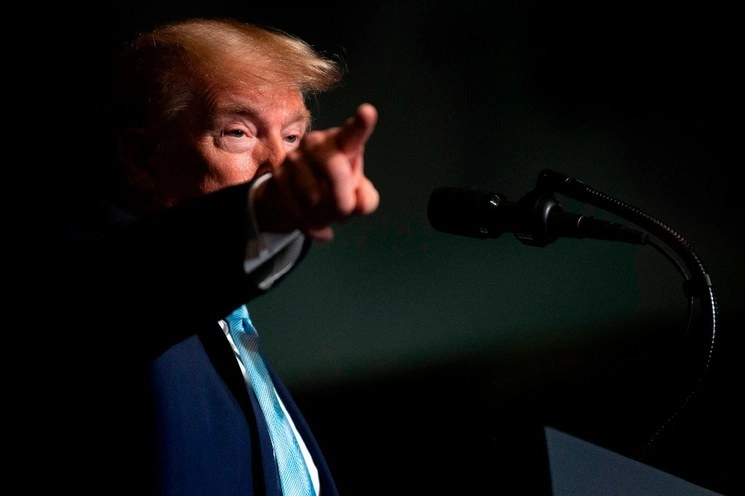 El presidente de Estados Unidos minimiza las acusaciones de los demócratas sobre no haber informado del ataque con drones en Irak. Foto Afp
