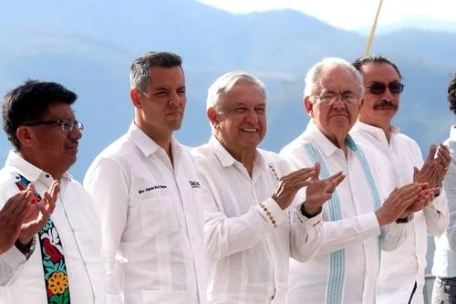 El presidente Andrés Manuel López Obrador y el gobernador de Oaxaca, Alejandro Murat Hinojosa, ayer acompañados de funcionarios federales. Foto Presidencia
