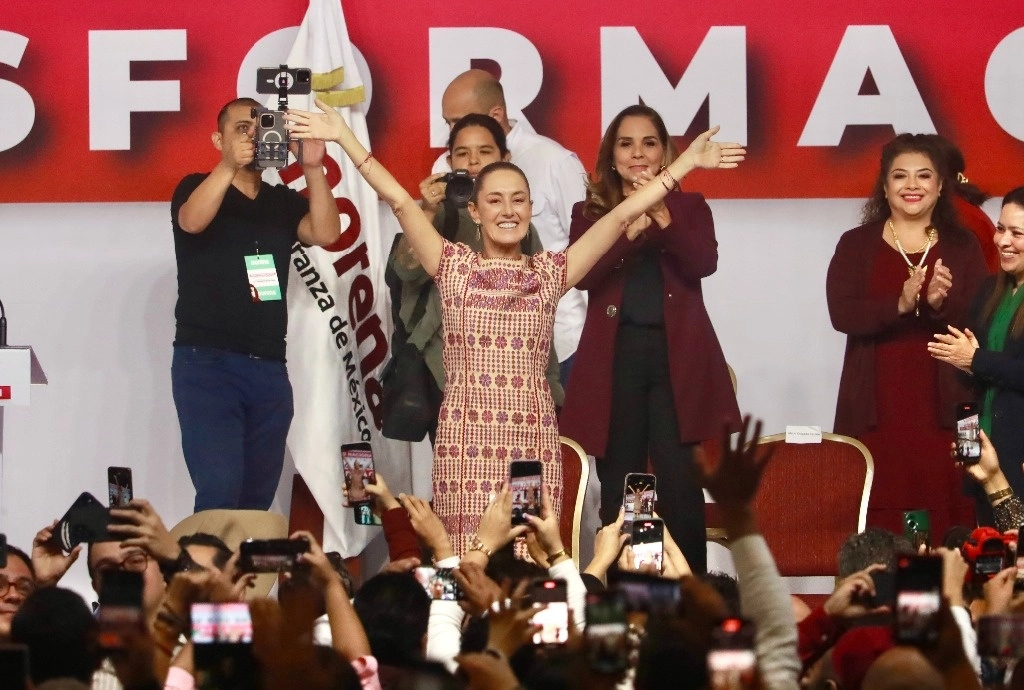 El séptimo Congreso Nacional de Morena, desarrollado en el World Trade Center de la Ciudad de México, recibió a Claudia Sheinbaum con gritos de ¡presidenta, presidenta! La ex jefa de Gobierno capitalina dedicó gran parte de su discurso a resaltar los logros y obras del mandatario saliente y fundador del movimiento, Andrés Manuel López Obrador. Luis Castillo