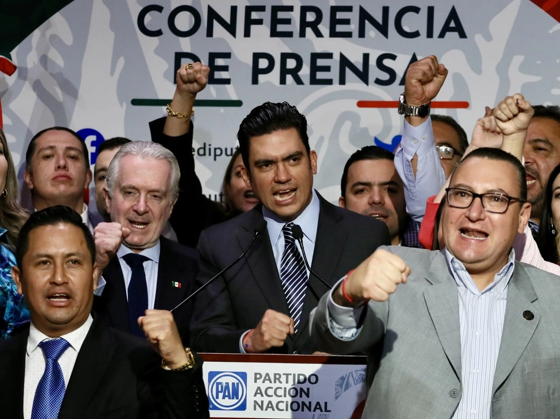 El diputado y coordinador del PAN en San Lázaro, Jorge Romero (centro, manifestó que lo ocurrido con Genaro García Luna no le pega a su partido. Foto Roberto García Ortiz / Archivo 