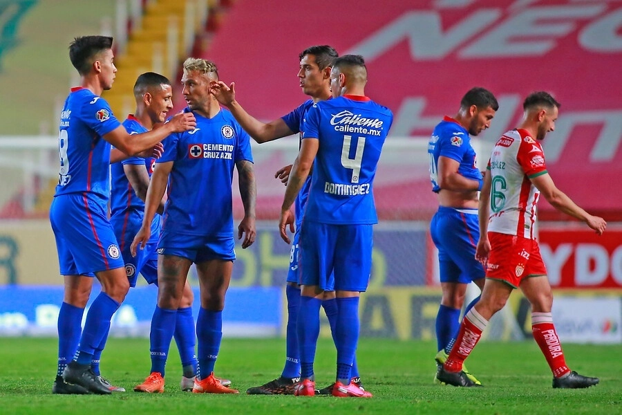 Jugadores de Cruz Azul festejan un triunfo en la Liga Mx. Foto Jam Media / Archivo