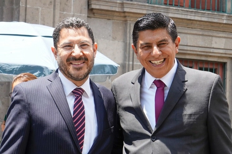El jefe del Gobierno capitalino, Martí Batres, y el gobernador de Oaxaca, Salomón Jara, a su salida de Palacio Nacional, tras la reunión con el presidente Andrés Manuel López Obrador, en la Ciudad de México, el 21 de junio de 2023. Foto tomada de Twitter @salomonj