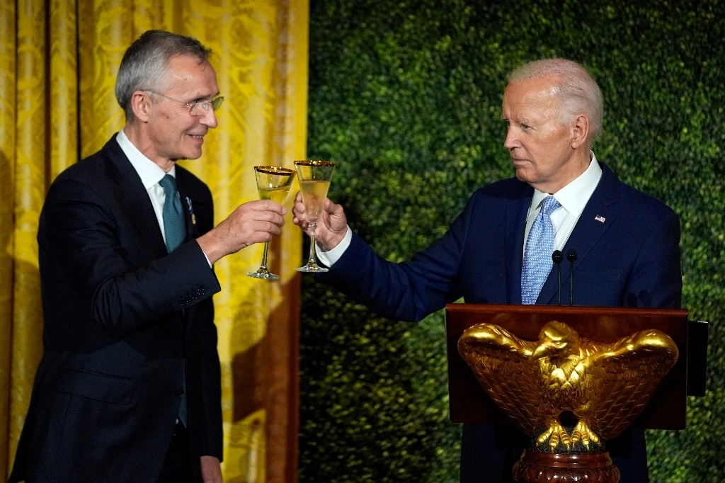 El secretario general de la OTAN, Jens Stoltenberg y el presidente estadunidense, Joe Biden, brindan durante la reunión por los 75 años de la creación de la alianza militar. Foto Ap.