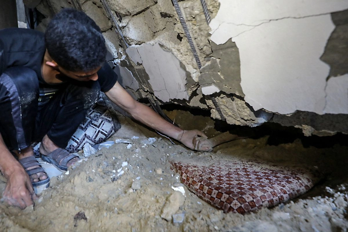  Un ataque al campo de refugiados de Nuseirat dejó varios adultos y menores sepultados.