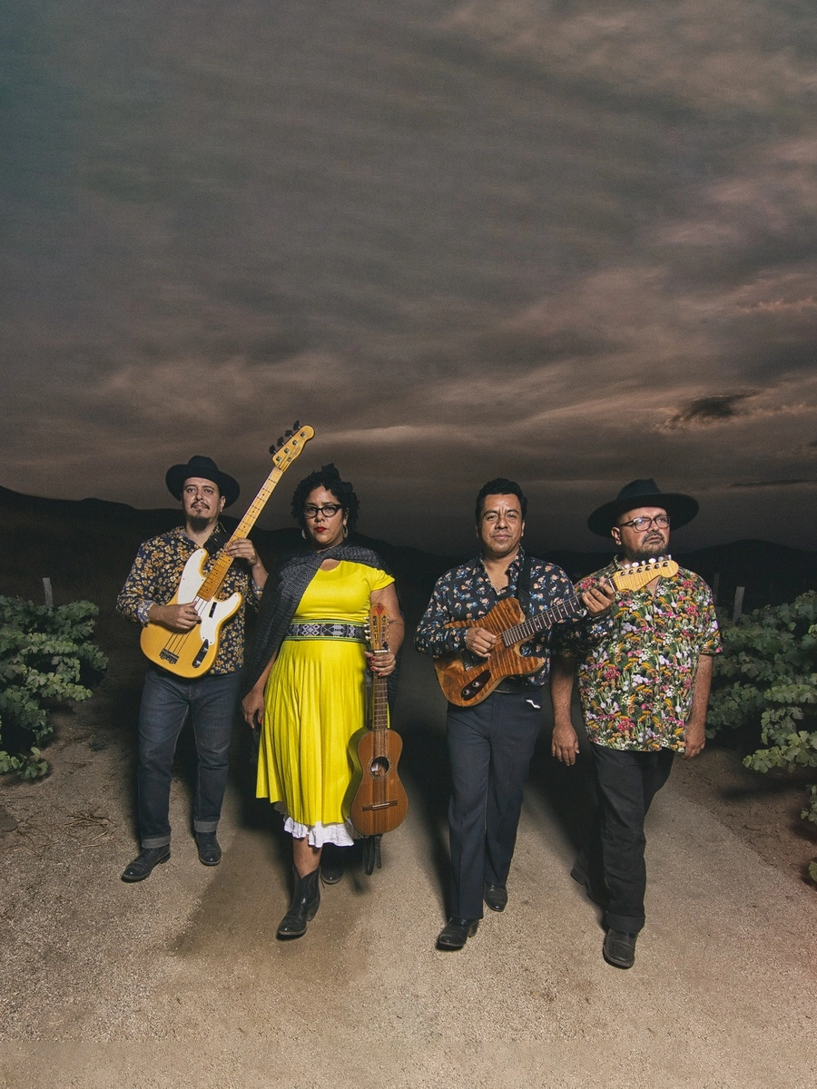 Es la segunda ocasión en que La Santa Cecilia participará en el FIC. "Nos emociona mucho porque llevaremos nuestro más reciente disco 'Cuatro Copas'. Foto cortesía del grupo 