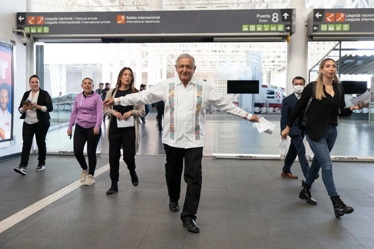 El presidente Andrés Manuel López Obrador llega a la terminal 2 del AICM siguiendo las indicaciones sanitarias de la “sana distancia”, antes de tomar a Puerto Vallarta. Foto Pablo Ramos