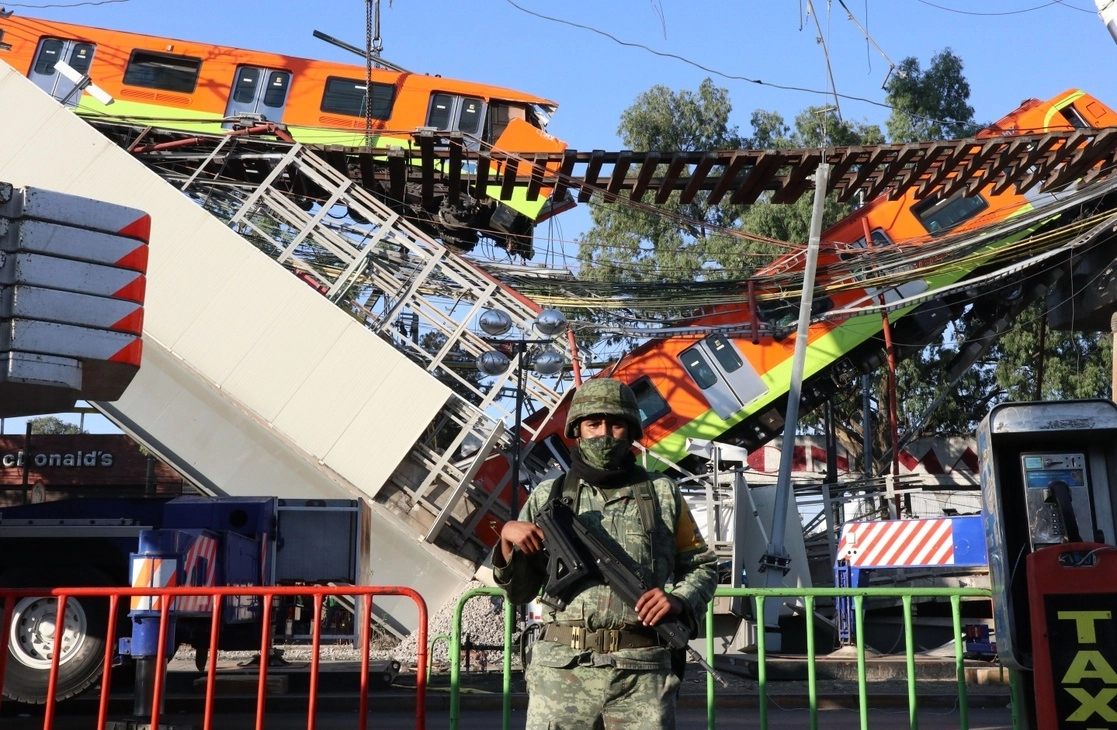 Colapso de la Línea 12 del Metro en la interestación Olivos-Tezonco. Foto Alfredo Domínguez / Archivo
