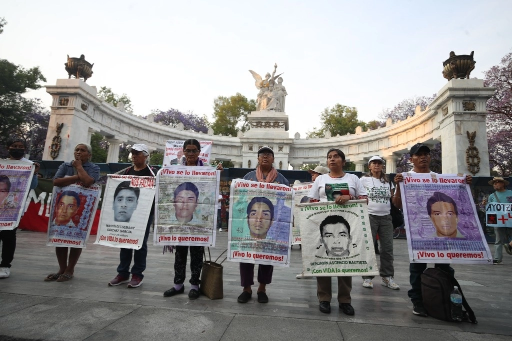 Madres y padres de los 43 estudiantes desaparecidos de Ayotzinapa protestan frente al Hemiciclo a Juárez, en la Ciudad de México, el 26 de marzo del 2024. Foto Yazmín Ortega Cortés

