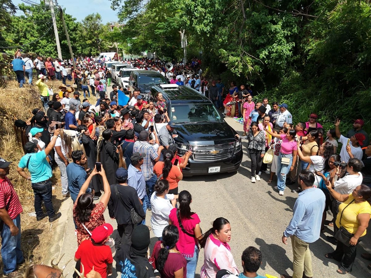 Ayer, durante un recibimiento a la presidenta Claudia Sheinbaum, en Xochistlahuaca, Guerrero, donde se reunió con artesanas. Foto 