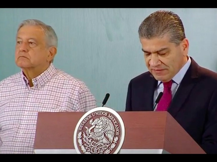 El presidente Andrés Manuel López Obrador y el gobernador de Coahuila, Miguel Ángel Riquelme, en la conferencia matutina del 26 de agosto de 2020, en Torreón. Imagen tomada de la transmisión en vivo