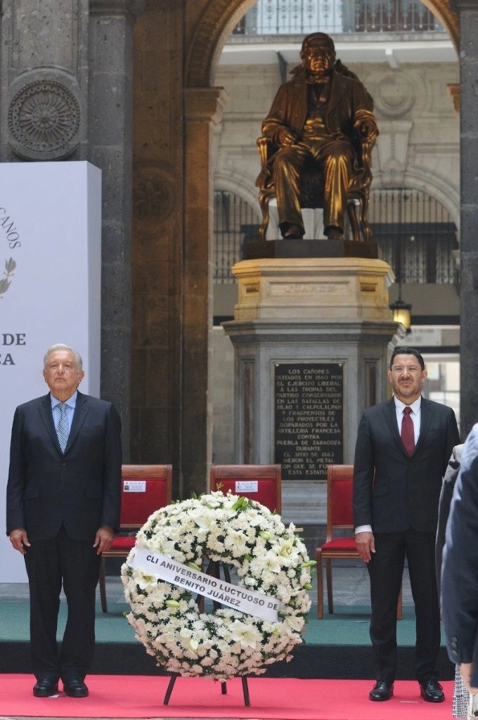 El presidente de México, Andrés Manuel López Obrador, encabezó la ceremonia por el 151 aniversario luctuoso de Benito Juárez, en la Ciudad de México, junto al jefe de Gobierno capitalino Martí Batres, el 18 de julio de 2023. Foto Cuartoscuro