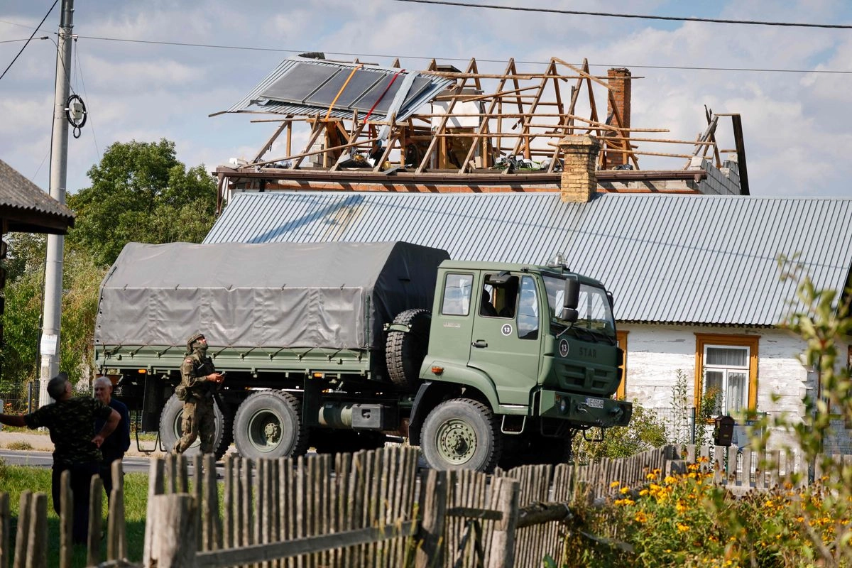 Agentes revisan los daños en una casa por un supuesto dron ruso en la aldea de Wyryki-Wola, este de Polonia, el 10 de septiembre de 2025. Foto 