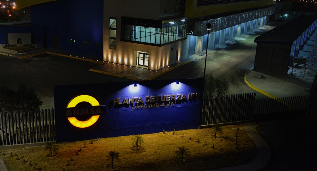 Exterior de la planta de fuerza 8 de AHMSA. Foto tomada de Facebook @AceroAHMSA / Archivo