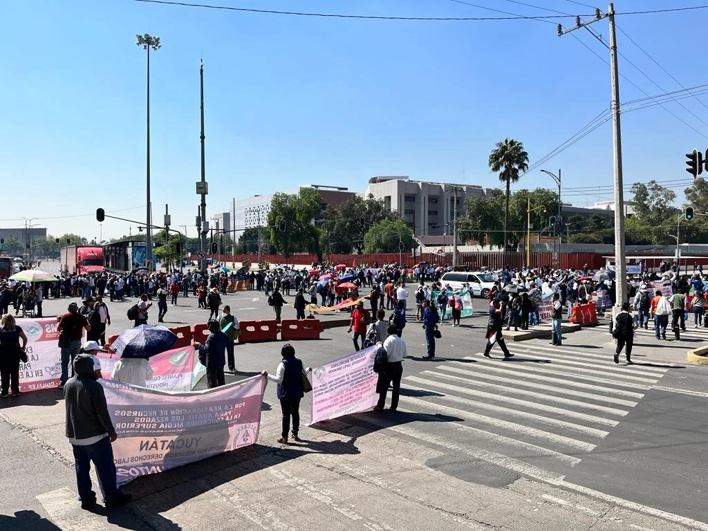 Integrantes de la Confederación Nacional de Sindicatos de CECyTEs bloquean la avenida Eduardo Molina para exigir mayor presupuesto a la educación media superior, en el marco de la discusión del PEF en la Cámara de Diputados, en la Ciudad de México, el 7 de noviembre de 2022. Foto Luis Castillo