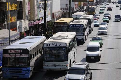 En imagen de archivo, autobuses saturan el centro de Monterrey, Nuevo León. Foto Miguel Ángel Reyna