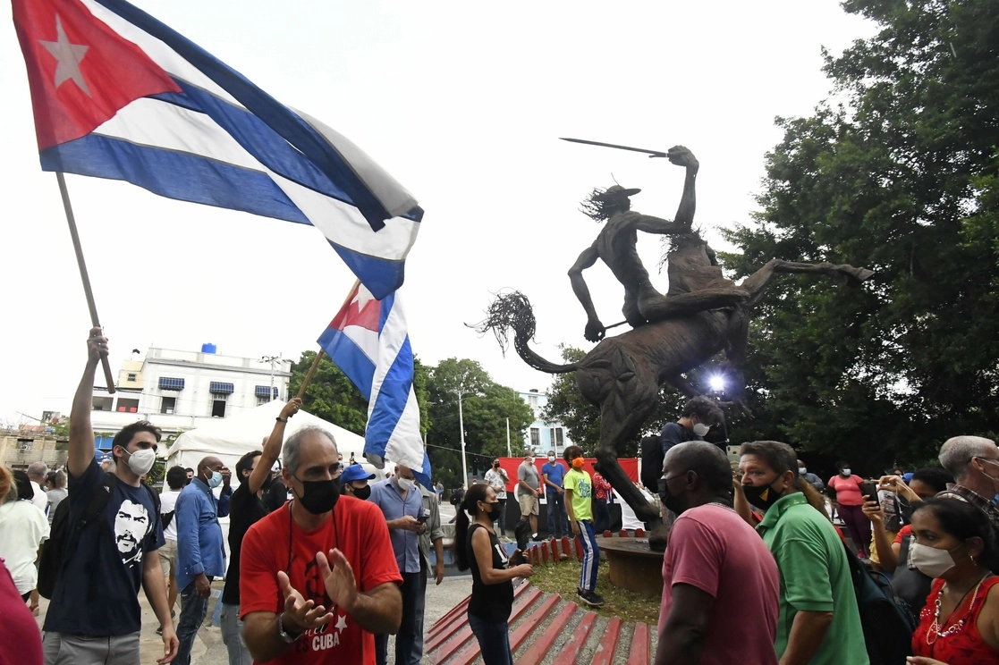 Jóvenes universitarios y personas portan banderas durante un encuentro de solidaridad y apoyo a la Revolución Cubana en el Parque Quijote, en el barrio "El Vedado", ayer en La Habana. Foto Xinhua