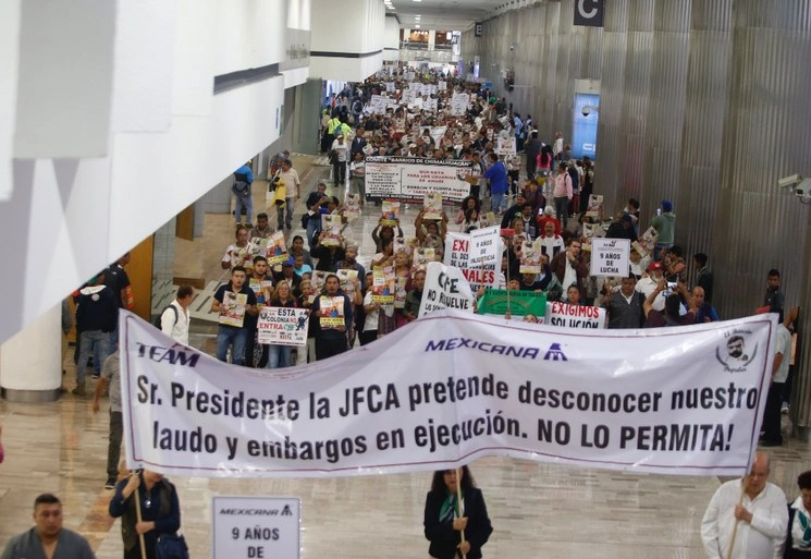 Sobrecargos jubilados de Mexicana de Aviación marchan dentro de las instalaciones y del AICM. Foto Guillermo Sologuren / Archivo 