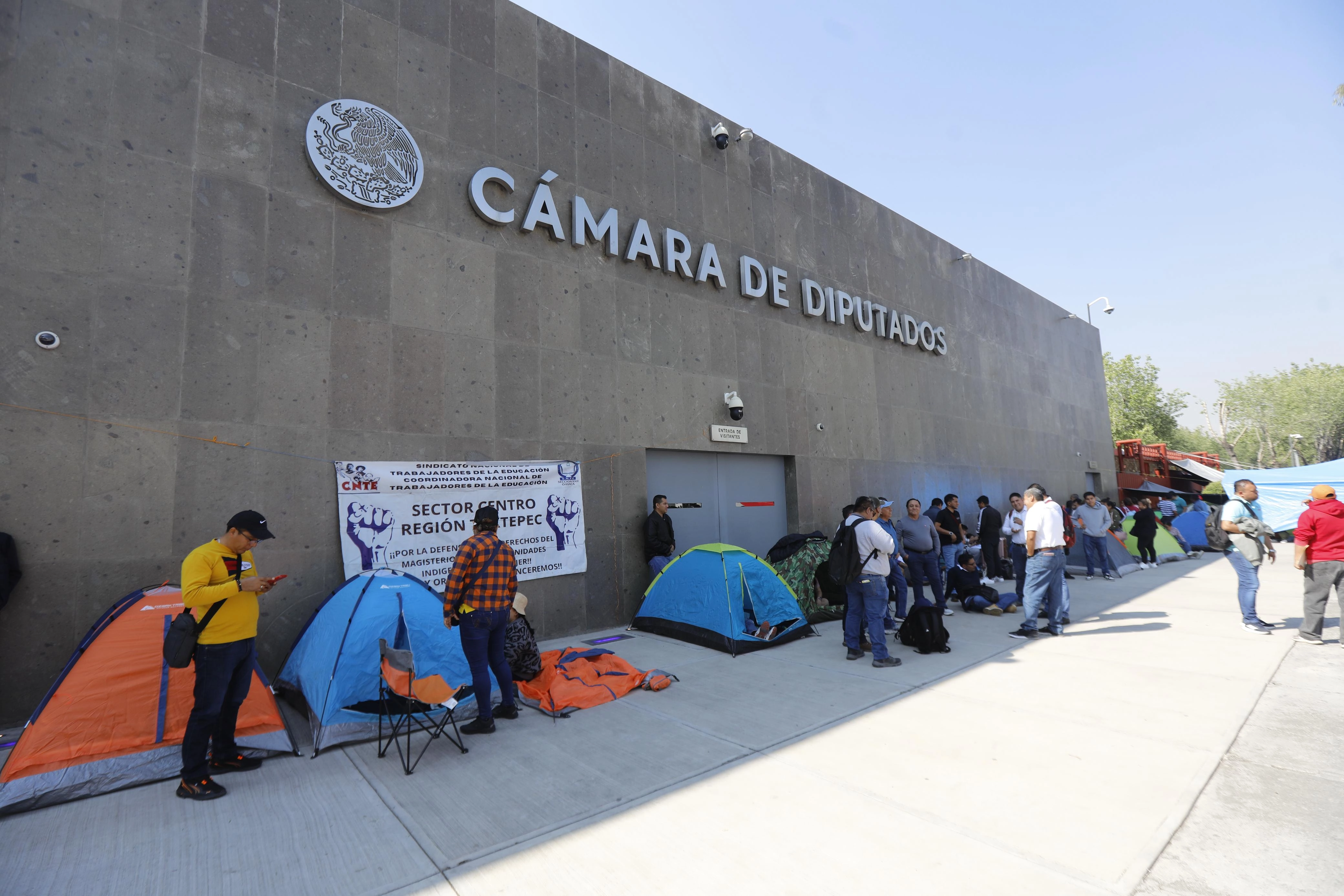 Ayer integrantes de la sección 22 de la CNTE bloqueron los accesos a la Cámara de Diputados en protesta por la iniciativa de reforma a la ley del Issste. 