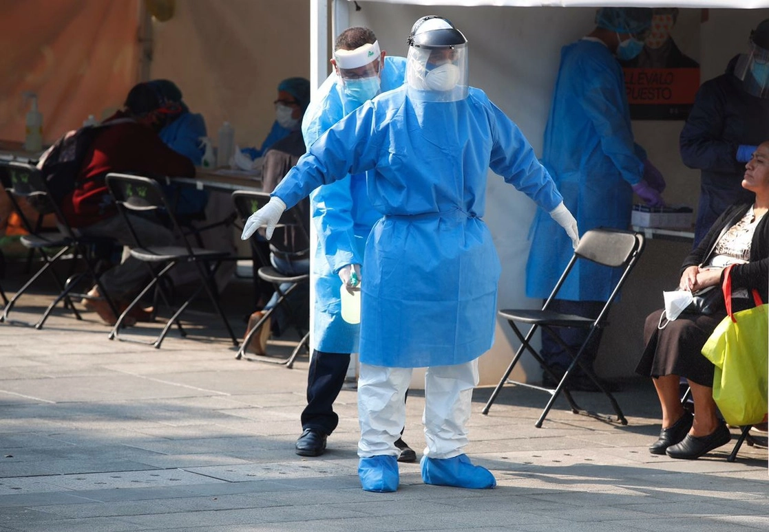 El presidente López Obrador señaló que todavía hacen falta trabajadores, porque lo que no hay que olvidar que había un enorme déficit. En la imagen, personal médico se sanitiza tras realizar pruebas de detección de Covid-19 n el quiosco de la salud de instalado sobre la explanada del Metro Etiopía, Ciudad de México, el 22 de abril de 2021. Foto Cristina Rodríguez