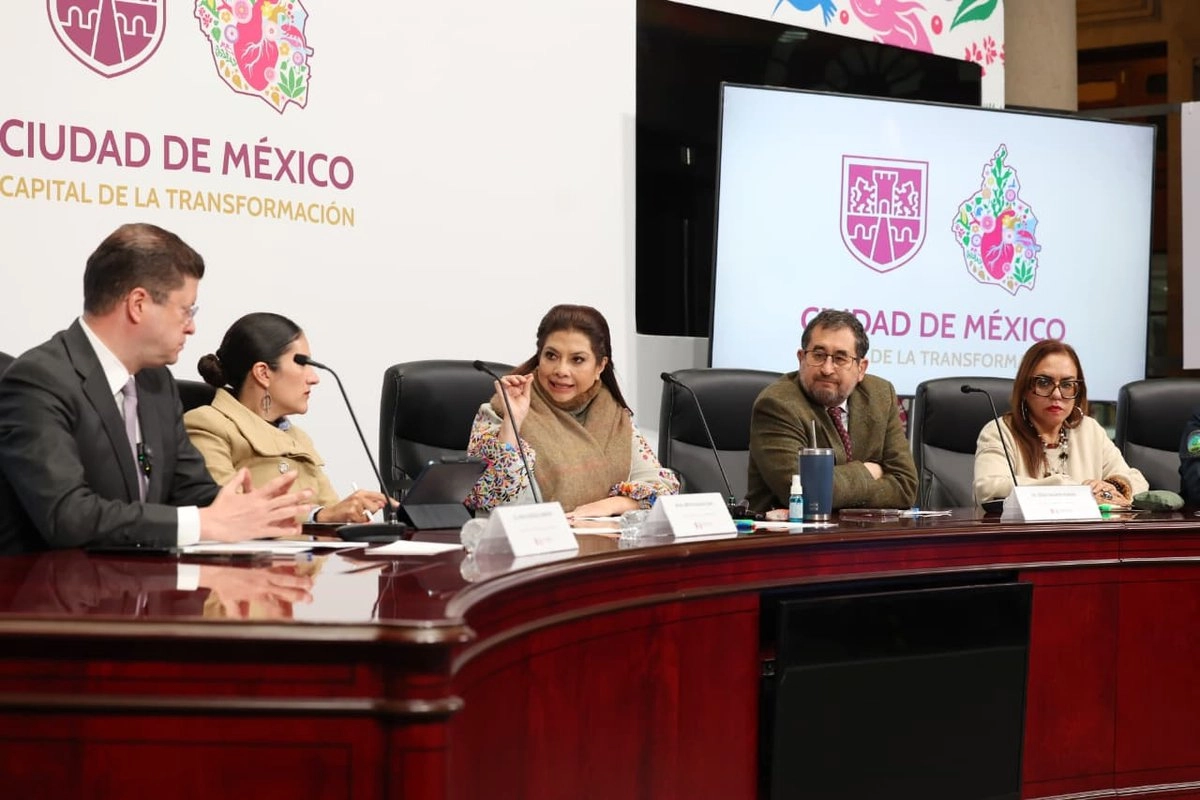 Conferencia de prensa de Clara Brugada, Jefa de Gobierno -al centro- sobre el saldo tras la marcha de la generación Z, acompañada de funcionarios de Seguridad y de la Fiscalía capitalina.