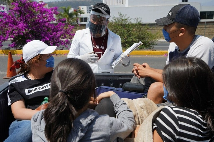 La Secretaría de Seguridad Pública (SSP) de Michoacán, mantiene labores de difusión permanentes a través de 435 patrullas para fortalecer el llamado a la población para el uso del cubrebocas. Foto Cuartoscuro
