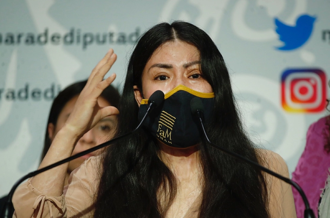 La saxofonista María Elena Ríos, acompañada de legisladoras del PRD, PRI, PAN y MC, encabeza una conferencia de prensa para denunciar al juez Teódulo Pacheco Pacheco, quien resolvió cambiar la modalidad de prisión “preventiva” a “domiciliaria” en favor de su agresor Antonio Vera Carrizal, en la Cámara de Diputados, este 24 de enero de 2023. Foto Cristina Rodríguez