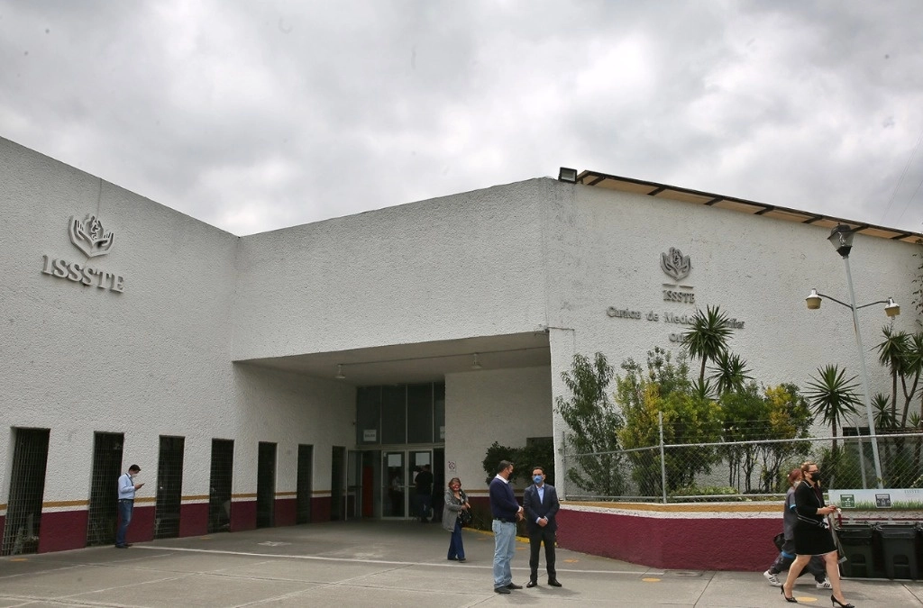 El presidente López Obrador informó que un equipo de su gobierno —encabezado por la titular de la Secretaría de Seguridad y Protección Ciudadana, Rosa Icela Rodríguez— trabaja para analizar cómo integrar todos esos servicios subrogados y convertirlos en un servicio público. Foto tomada del sitio https://www.gob.mx/issste/es/archivo/multimedia / Archivo
