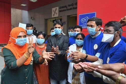 En una estación del Metro en Bangalore, sur de India, médicos y voluntarios de un hospital del gobierno enseñan a los usuarios medidas de higiene contra la propagación del coronavirus. Foto Afp