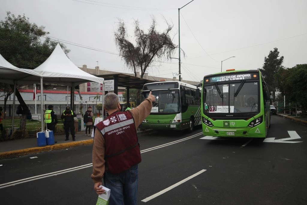 Unidades de la RTP y el Mexibus ofrecen sus servicios en apoyo en la estación Pantitlán, Línea 9 del Metro de la Ciudad de México, a los usuarios afectados por los cierres debido a los trabajos de mantenimiento en la Línea 1. Foto Yazmín Ortega Cortés