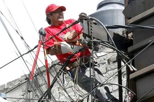 Trabajador realiza labores de cableado. Foto Víctor Camacho / archivo 