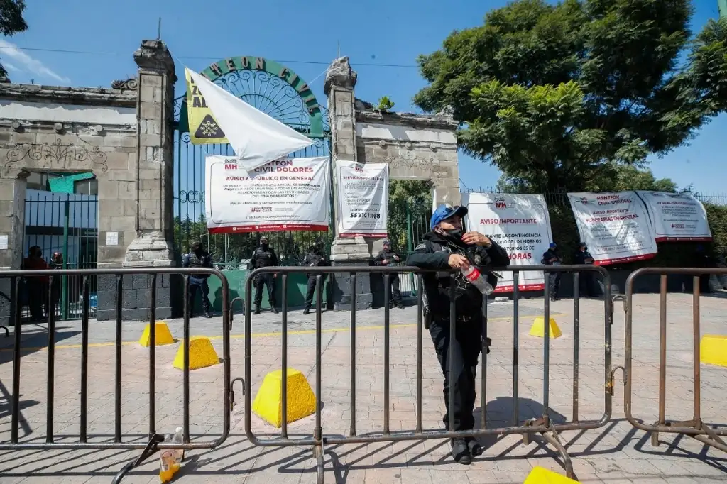 Los panteones de la Ciudad de México permanecieron cerrados y custodiados por elementos de la Secretaría de Seguridad Ciudadana, debido a la pandemia por Covid-19. En la imagen, la entrada al Panteón Dolores, en la alcaldía Miguel Hidalgo, el 2 de noviembre de 2020. Foto Víctor Camacho
