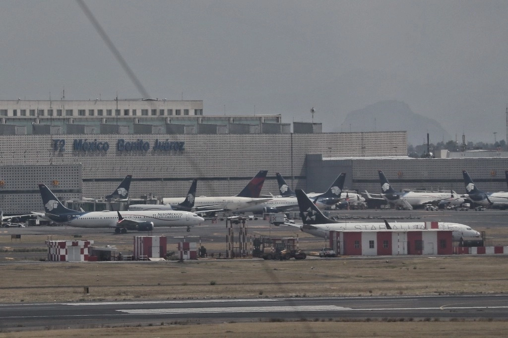 La presidenta Claudia Sheinbuam rechazó un aumento en la Tarifa de uso de Aeropuerto (TUA), como anunciaron el Grupo Aeroportuario del Pacífico y el Grupo Aeroportuario de la Ciudad de México. Foto Marco Peláez / Archivo

