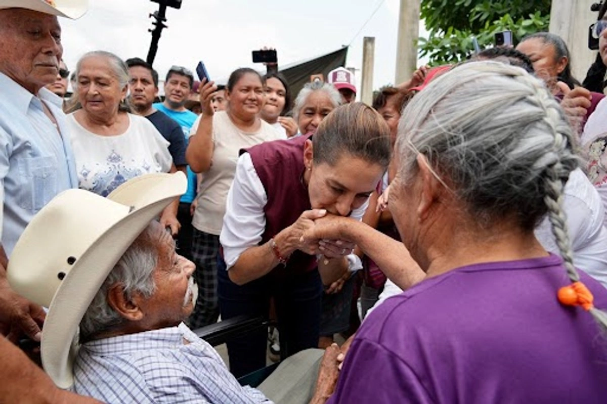 Durante un recorrido ayer por el municipio de Pantepec, Puebla, Claudia Sheinbaum escuchó las peticiones de los damnificados por las lluvias. 
