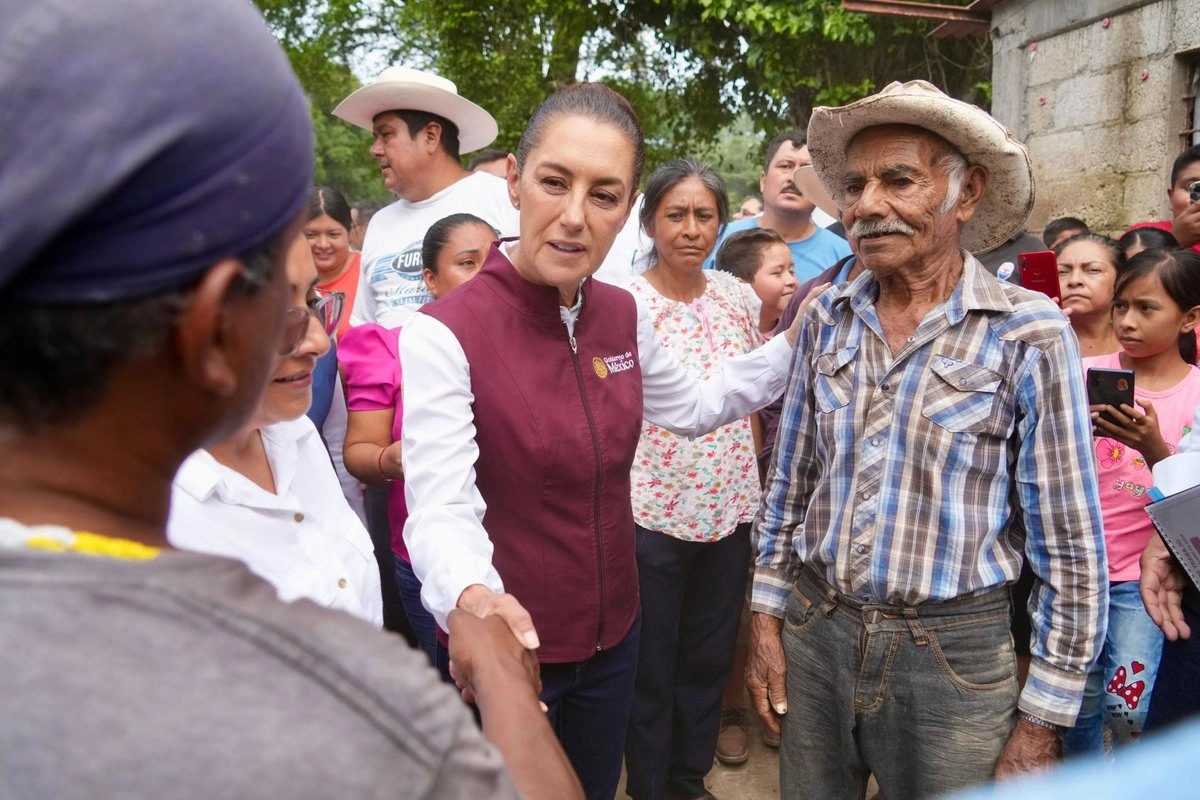 En lo que constituye su sexto día de recorridos por las zonas afectadas, Sheinbaum Pardo se dirigió a los habitantes reunidos en el Refugio Temporal de El Carrizal, acompañada por el gobernador de Puebla, Alejandro Armenta Mier; Leticia Ramírez Amaya, enviada para la reconstrucción del estado, y la alcaldesa de Pantepec, Araceli Gaspar Cruz. Foto 