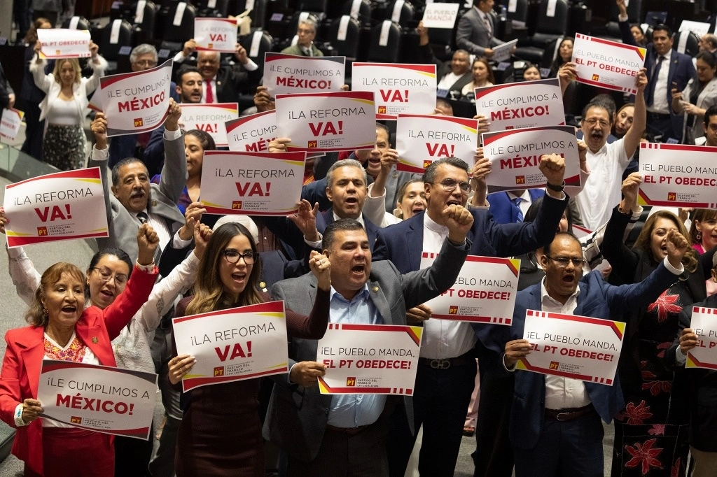 Diputados celebran luego de la declaración de constitucionalidad de la reforma judicial, el pasado 13 de septiembre, en San Lázaro. Foto María Luisa Severiano