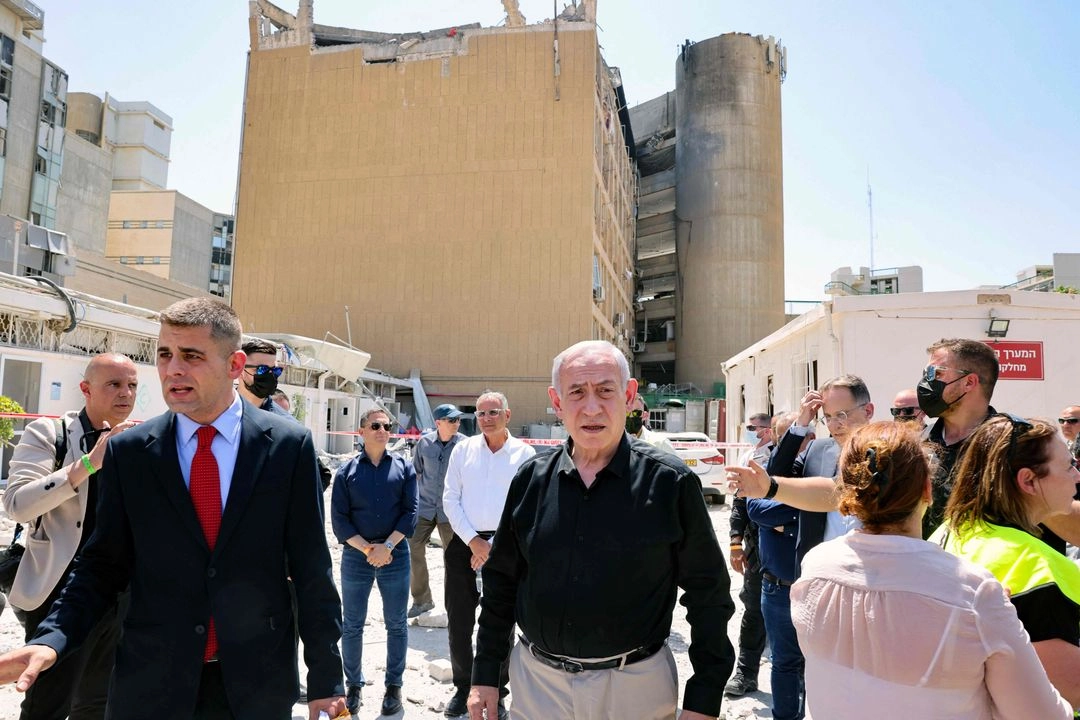 El primer ministro israelí, Benjamín Netanyahu, visita el Hospital Soroka en la ciudad sureña de Beersheba, tras ser alcanzado por un misil lanzado desde Irán el 19 de junio de 2025. Foto