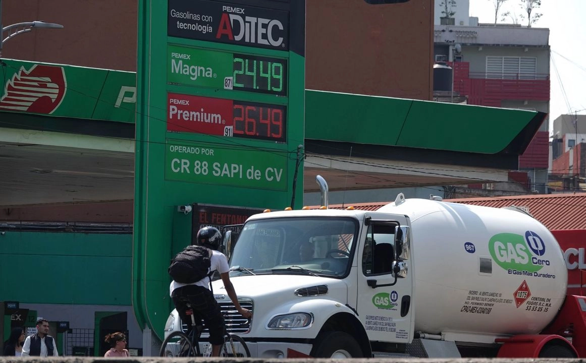Una gasolinera en la Ciudad de México, que expende el litro de gasolina magna por encima del tope acordado por el gobierno y los concesionarios. 