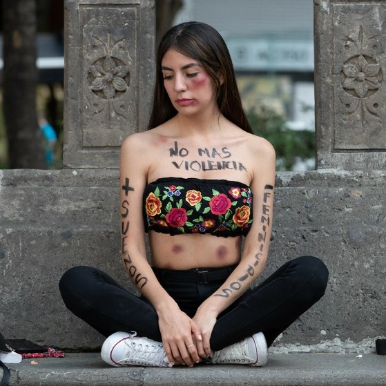 Mujer protesta contra la violencia de género en la Glorieta de Reforma. Foto Pablo Ramos / archivo