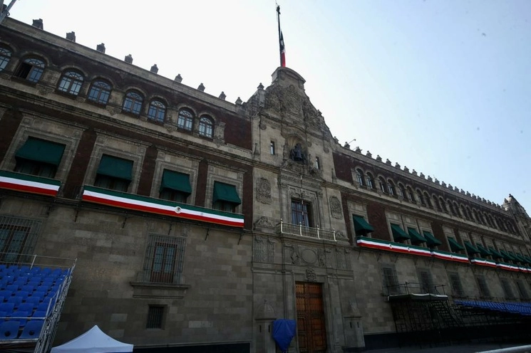 Preparativos para el festejo del grito de la Independencia en el Zócalo capitalino, el 12 de septiembre de 2023. Foto Yazmín Ortega Cortés